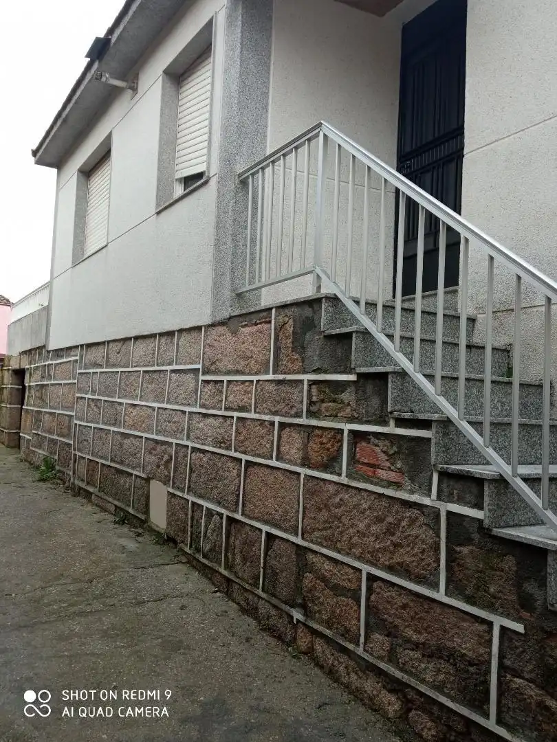 Vista exterior de Casa adosada en venda en Nogueira de Ramuín amb Terrassa i Balcó