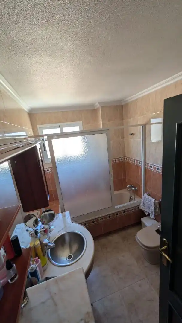 Flat for rent in Avenida de Madrid, 5, Playa Levante Bathroom of Flat for rent in Benidorm with Air Conditioner, Heating and Swimming Pool