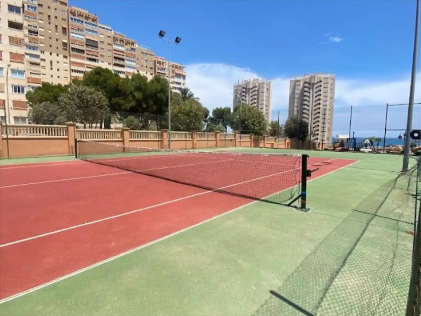 Wohnung zur Miete in Carrer de la Figuera, 4, Playa Muchavista Außenansicht von Wohnung zur Miete in El Campello mit Klimaanlage und Schwimmbad