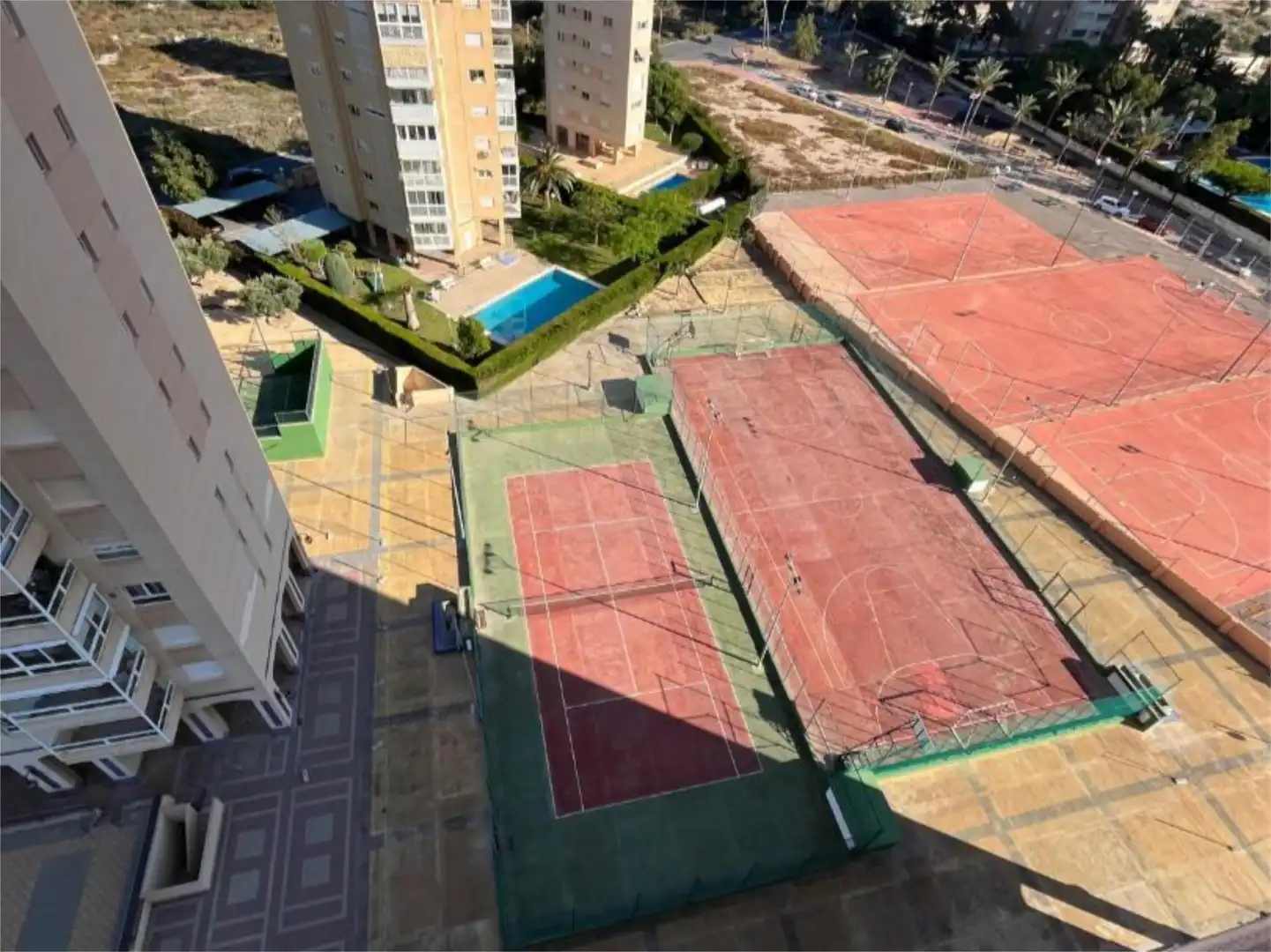 Wohnung zur Miete in Carrer de la Figuera, 4, Playa Muchavista Außenansicht von Wohnung zur Miete in El Campello mit Klimaanlage und Schwimmbad