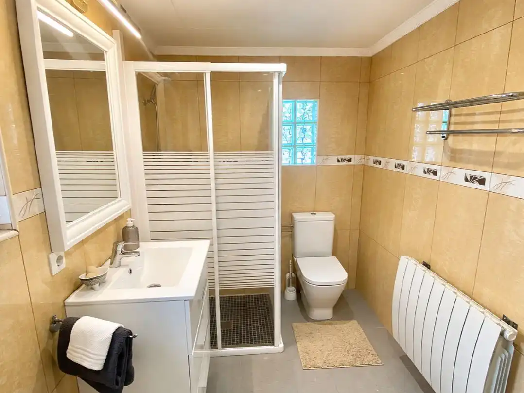 Wohnung zum Verkauf in Carrer Penedès, 4, Nord Badezimmer von Wohnung zum Verkauf in Roses mit Klimaanlage und Terrasse