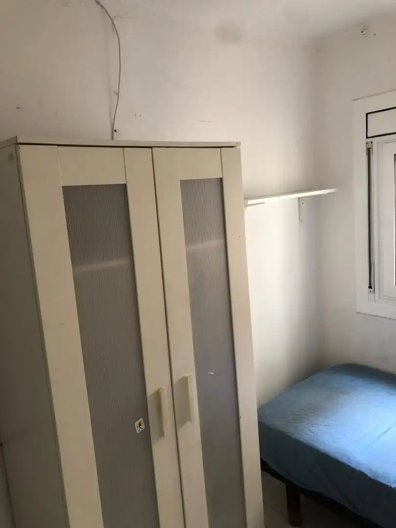 Room in Carrer de Churruca, 29, Pubilla Cases Room in Carrer de Churruca, 29, Pubilla Cases