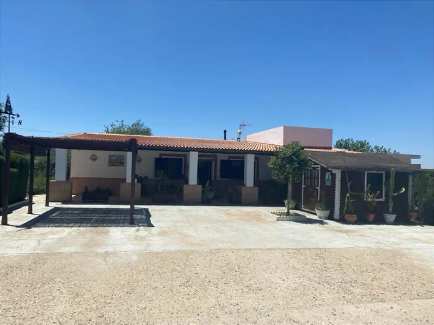 Casa adosada en venta en Oromana Vista exterior de Casa adosada en venta en Alcalá de Guadaira con Jardín privado, Terraza y Trastero
