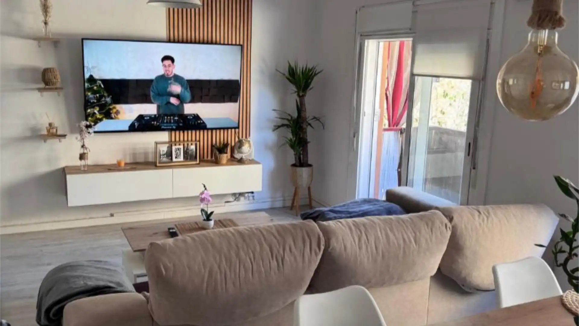 Living room of Flat for rent in Santa Coloma de Gramenet  with Air Conditioner, Heating and Parquet flooring