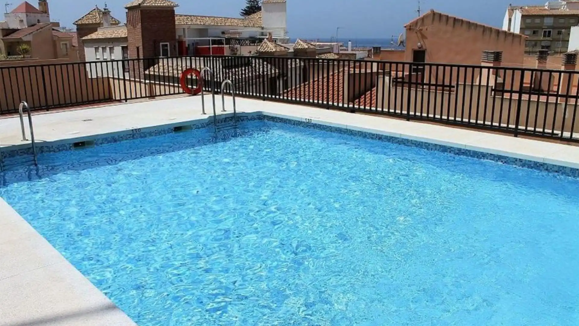 Schwimmbecken von Wohnung zum Verkauf in Torrenueva Costa mit Klimaanlage, Heizung und Schwimmbad