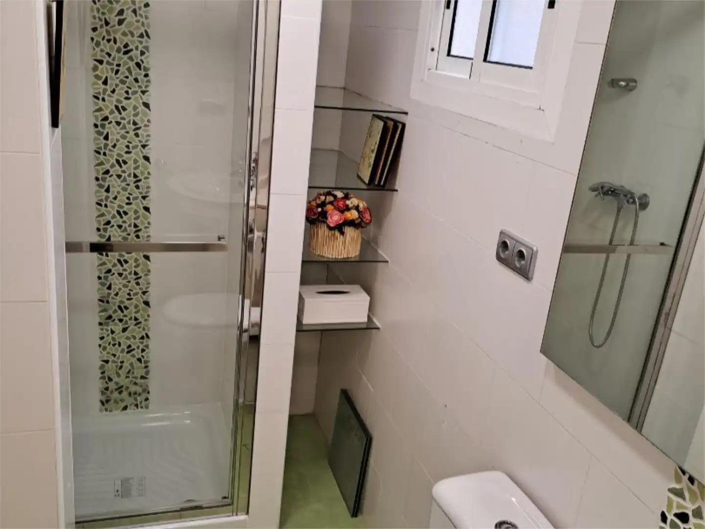 Habitación en Carrer Espronceda, 27, Reina Victoria - Miguel Hernández Baño de Piso para compartir en Elche / Elx con Aire acondicionado, Calefacción y Amueblado