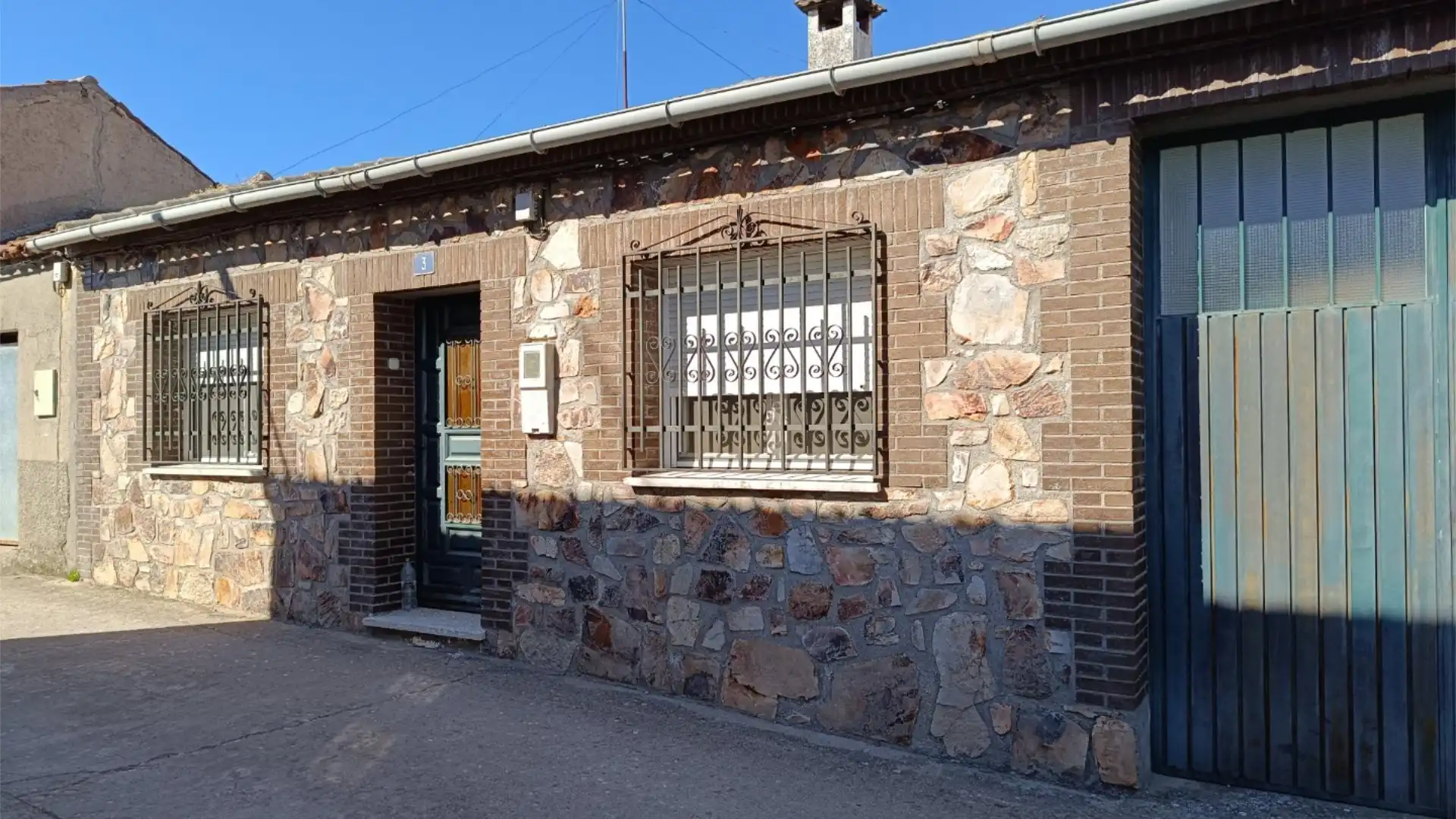 Exterior view of Single-family semi-detached for sale in Navas de Estena