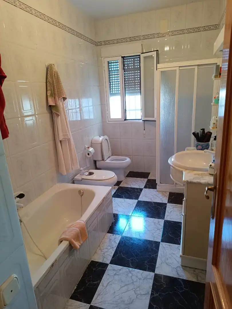 Baño de Casa adosada en venta en Navas de Estena con Trastero, Amueblado y Horno