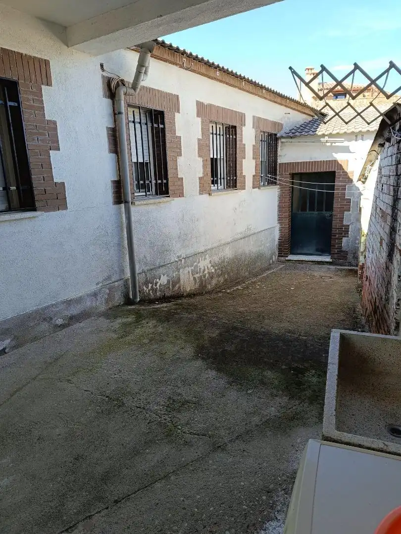 Parking de Casa adosada en venta en Navas de Estena con Trastero, Amueblado y Horno