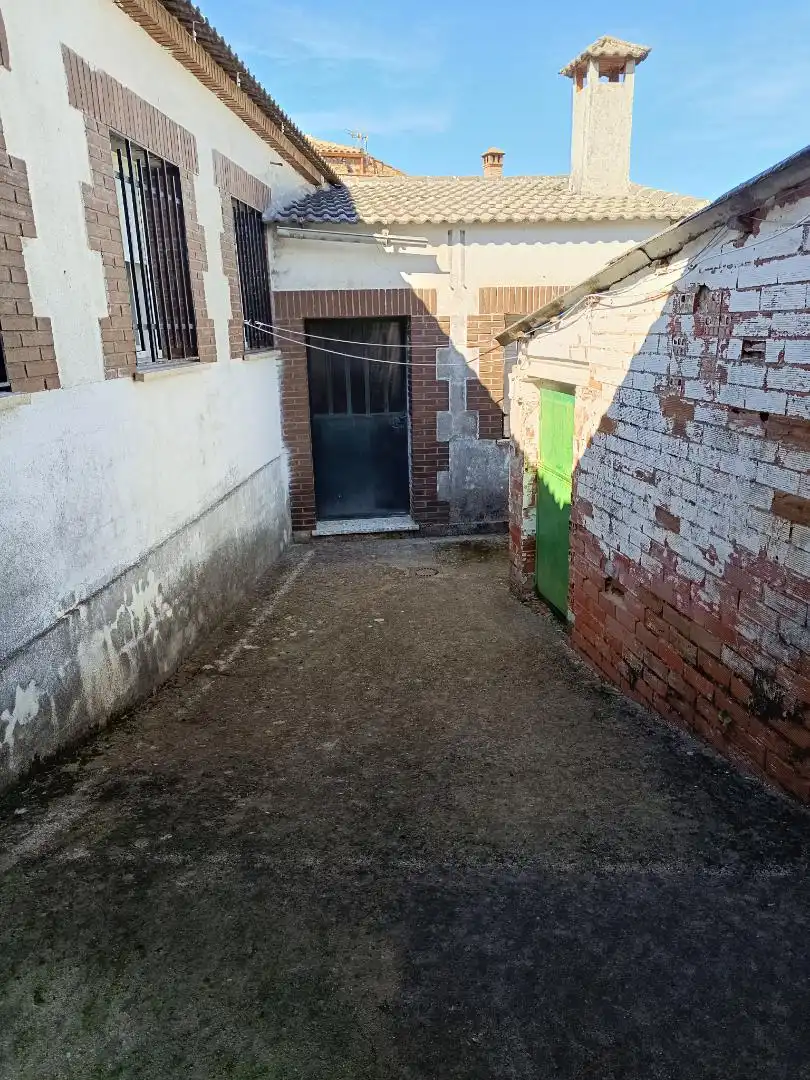 Parking de Casa adosada en venta en Navas de Estena con Trastero, Amueblado y Horno