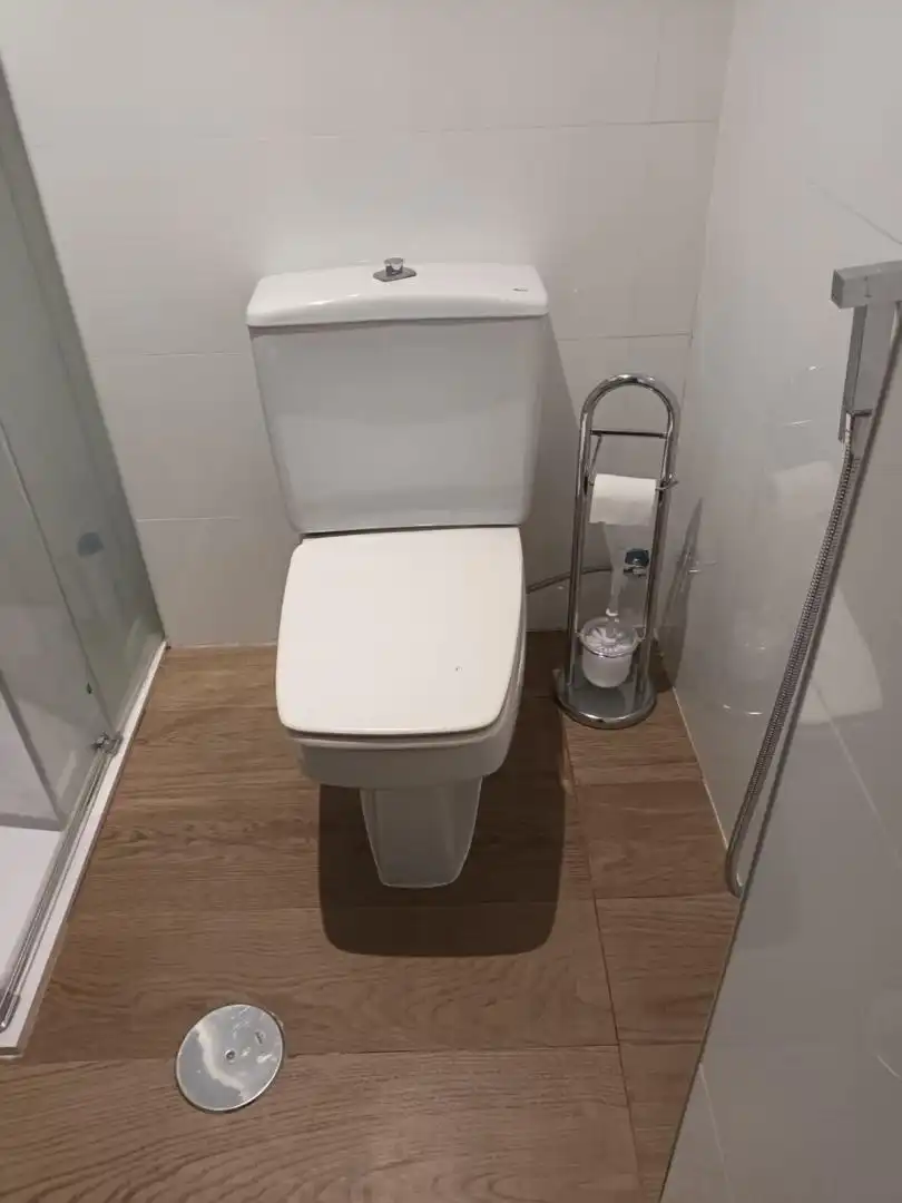 Bathroom of Flat for share in Gijón   with Parquet flooring, Furnished and Balcony