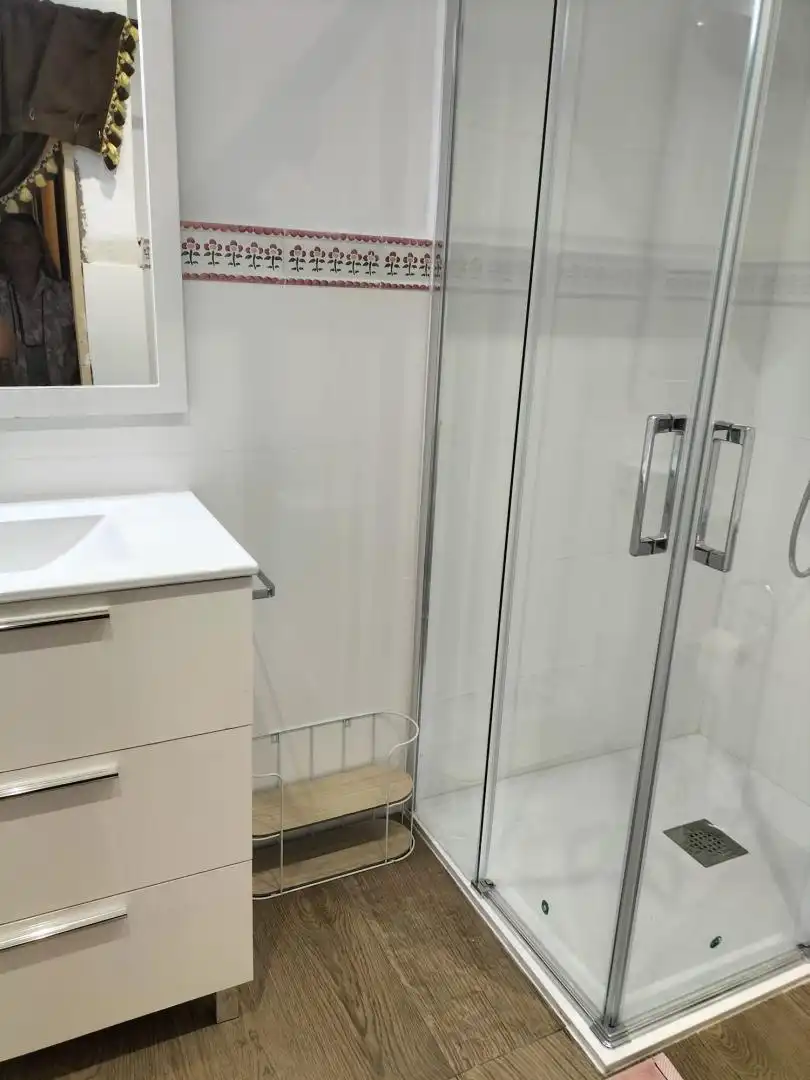 Bathroom of Flat for share in Gijón   with Parquet flooring, Furnished and Balcony