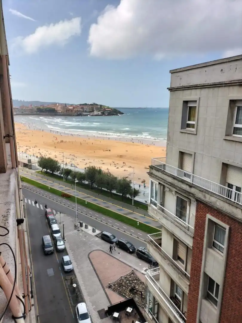 Exterior view of Flat for share in Gijón   with Parquet flooring, Furnished and Balcony
