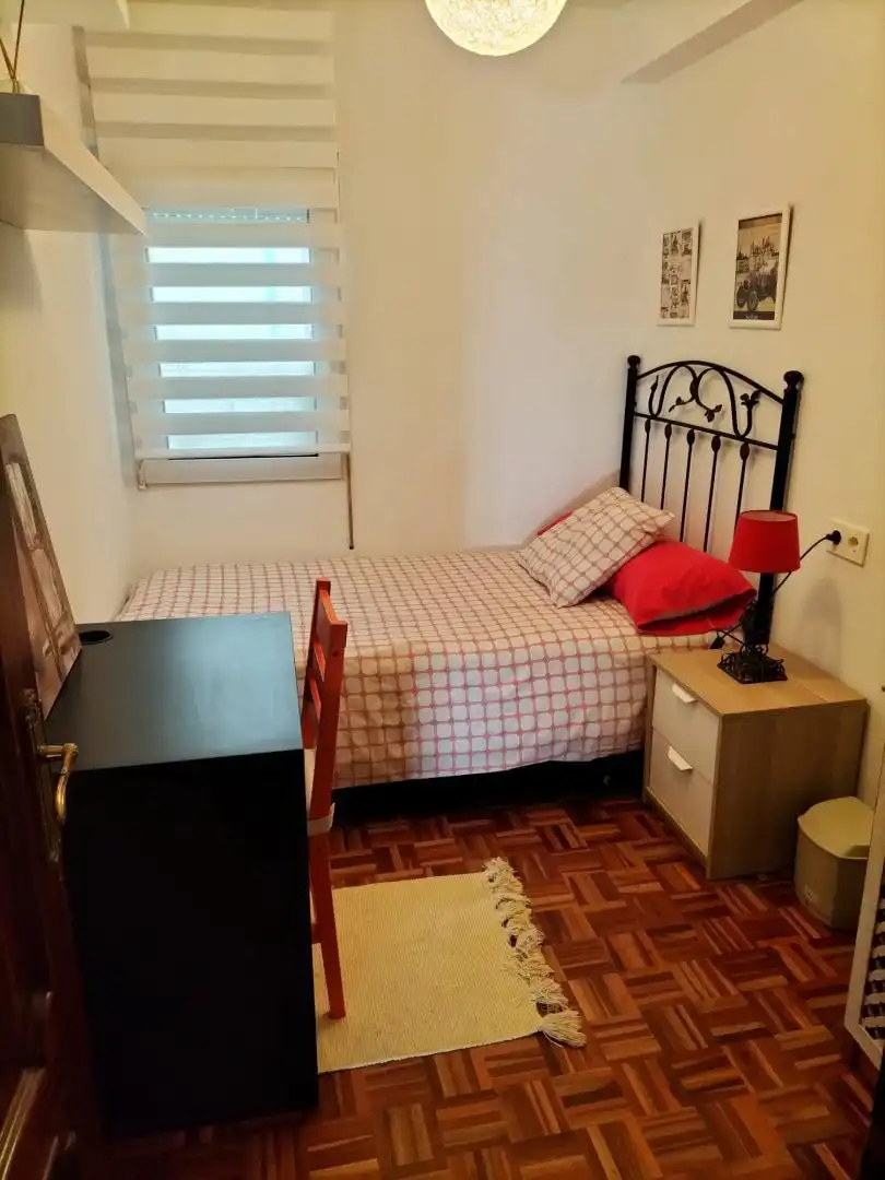 Bedroom of Flat for share in Gijón   with Parquet flooring, Furnished and Balcony