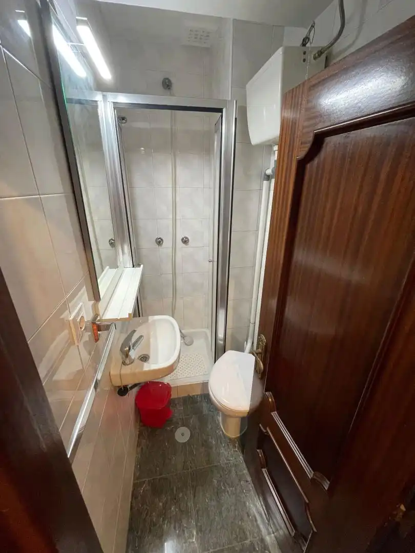 Bathroom of Flat for share in Gijón   with Parquet flooring, Furnished and Balcony