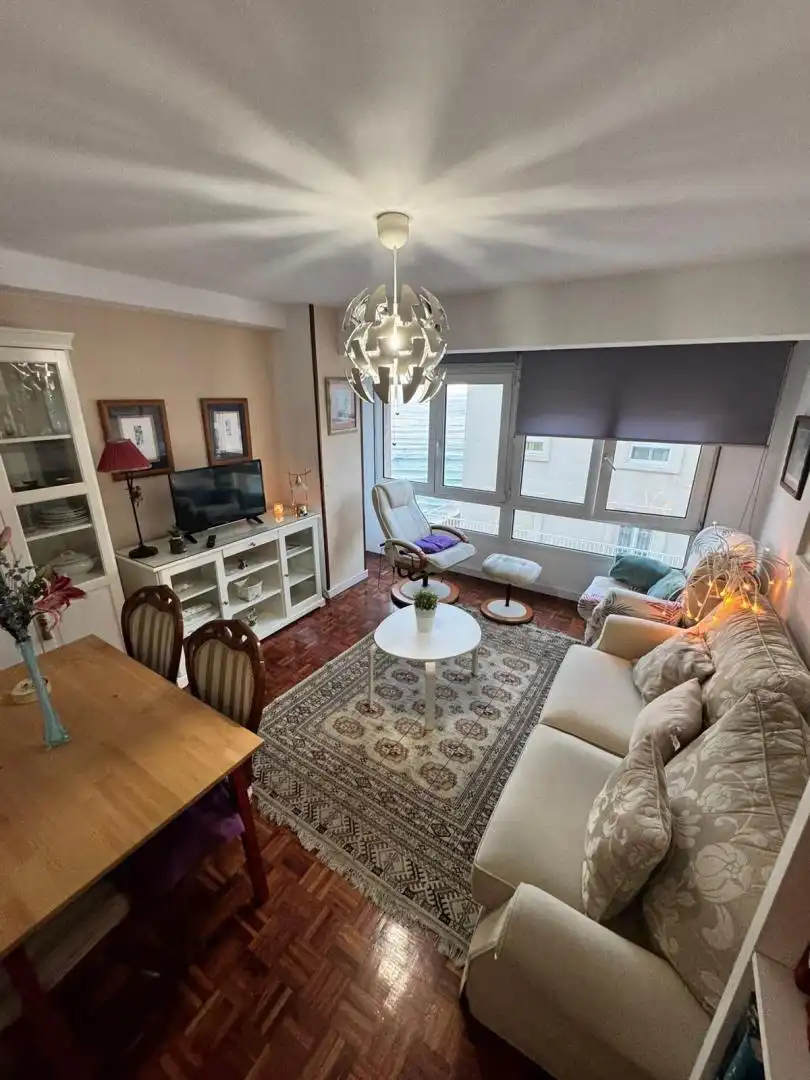 Living room of Flat for share in Gijón   with Parquet flooring, Furnished and Balcony