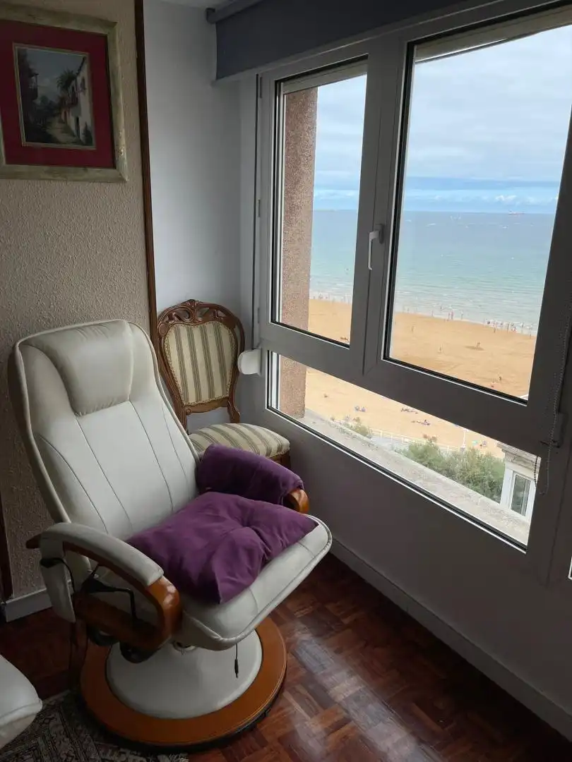 Bedroom of Flat for share in Gijón   with Parquet flooring, Furnished and Balcony