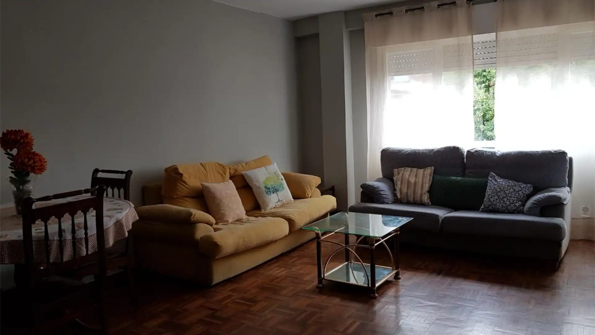 Sala d'estar de Pis de lloguer en Grado amb Calefacció, Parquet i Moblat