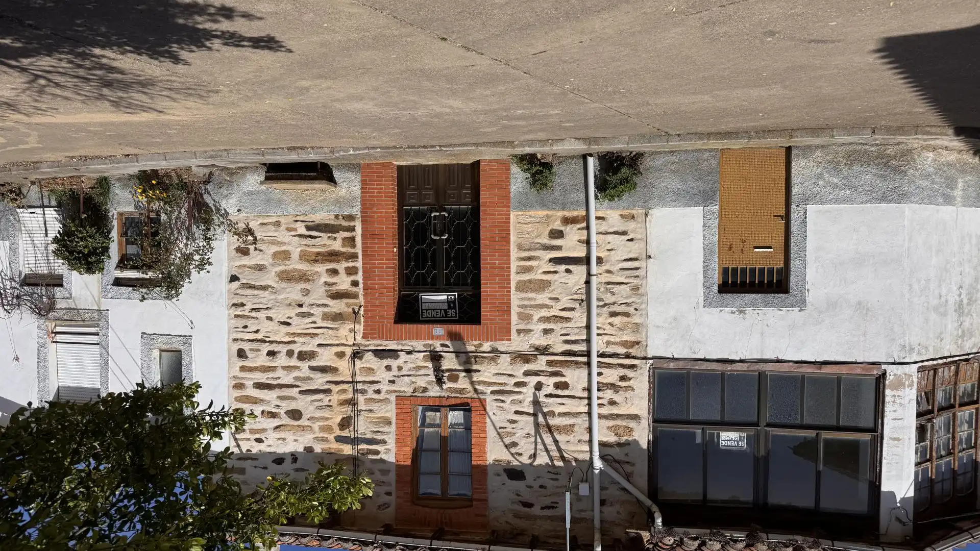 Einfamilien-Reihenhaus zum Verkauf in Calle Fontanal, Luyego Außenansicht von Einfamilien-Reihenhaus zum Verkauf in Luyego mit Terrasse und Balkon
