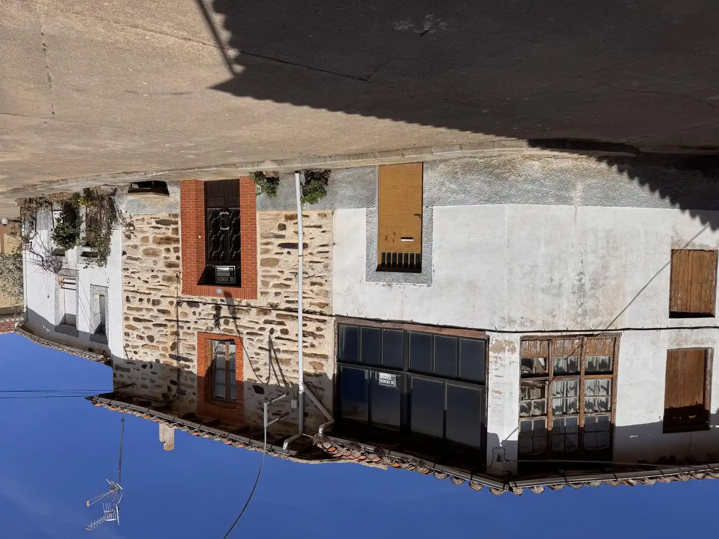 Casa adosada en venda a Calle Fontanal, Luyego Vista exterior de Casa adosada en venda en Luyego amb Terrassa i Balcó