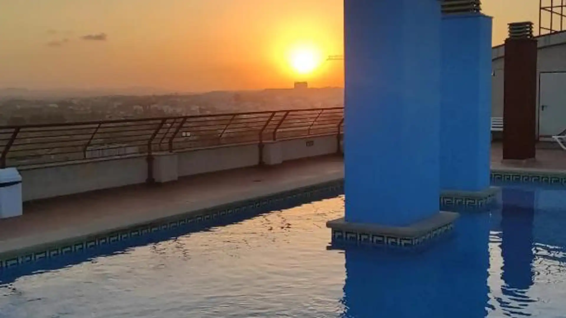 Swimming pool of Flat for share in  Valencia Capital  with Air Conditioner, Terrace and Storage room