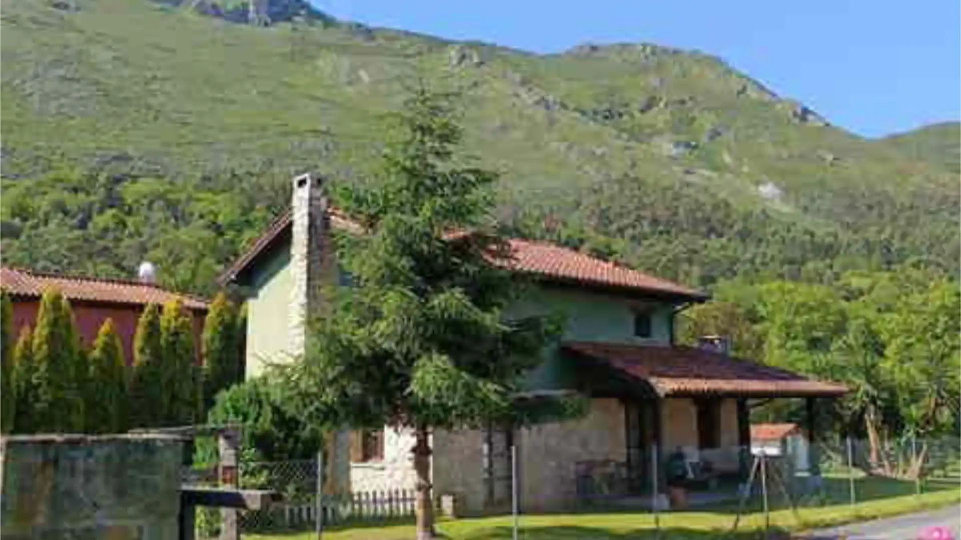 Außenansicht von Einfamilien-Reihenhaus zum Verkauf in Llanes mit Heizung, Privatgarten und Terrasse