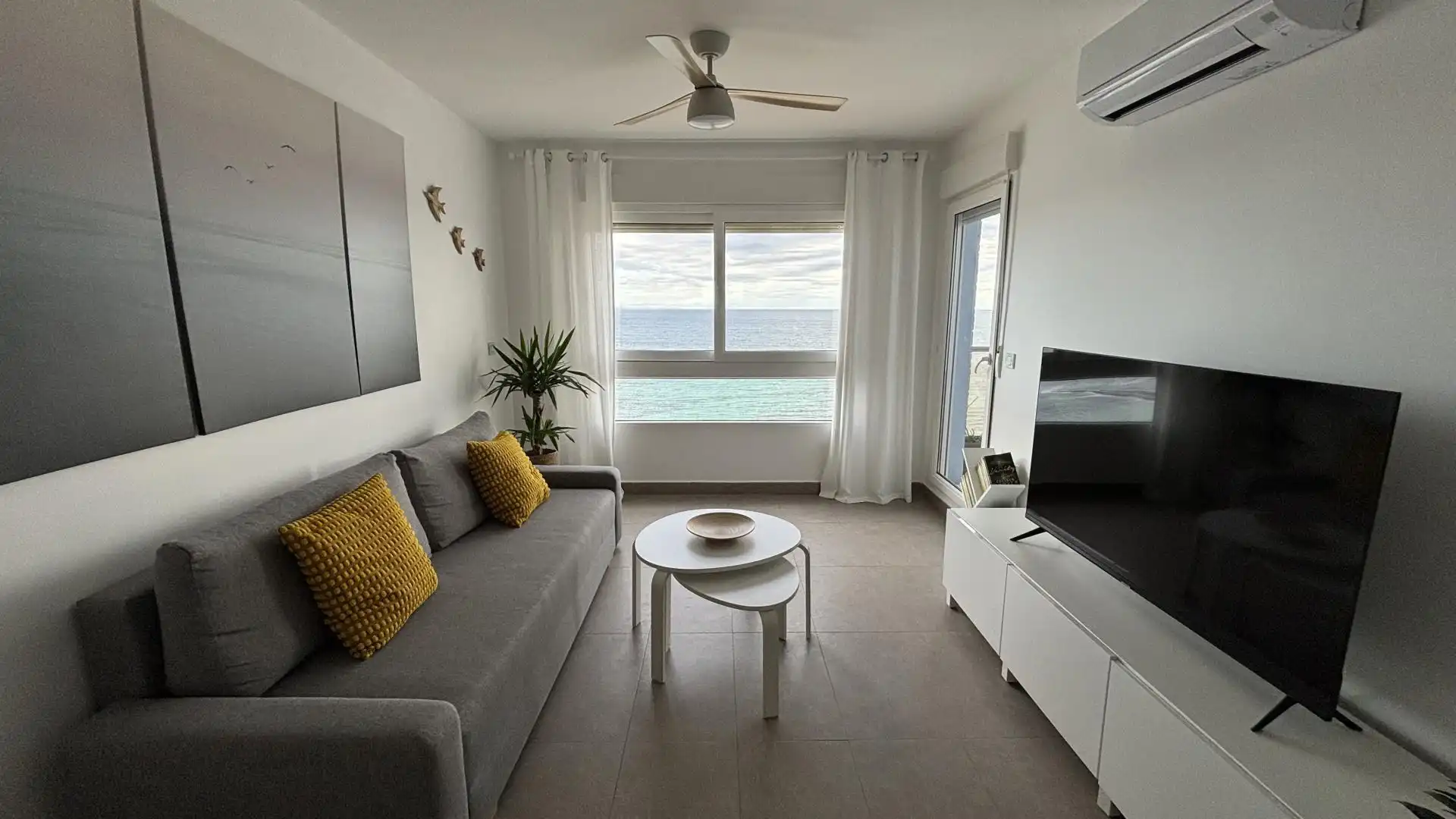 Living room of Flat for sale in La Manga del Mar Menor  with Air Conditioner, Terrace and Swimming Pool