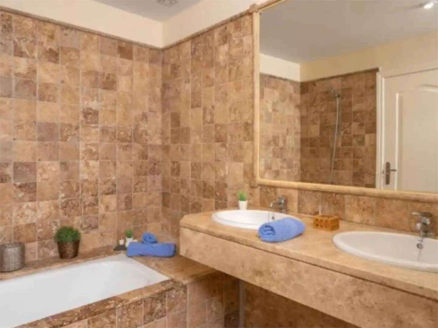 Badezimmer von Wohnung zum Verkauf in Estepona mit Klimaanlage, Heizung und Terrasse