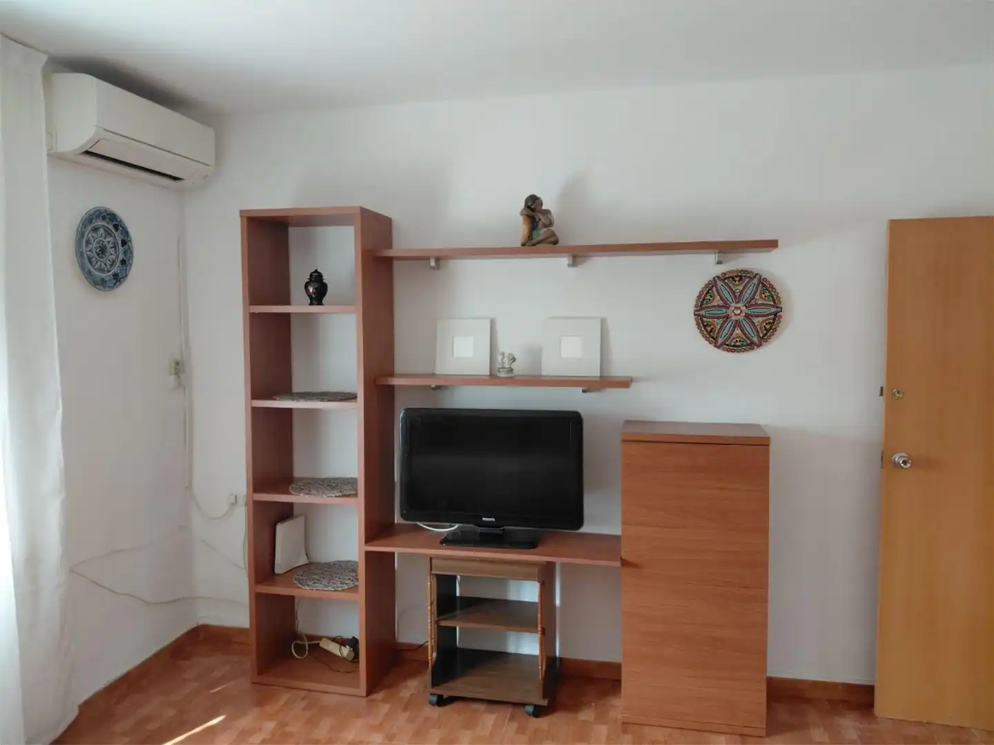 Room in Carrer del Mondúver, 39, Barrio de Benicalap Room in Carrer del Mondúver, 39, Barrio de Benicalap