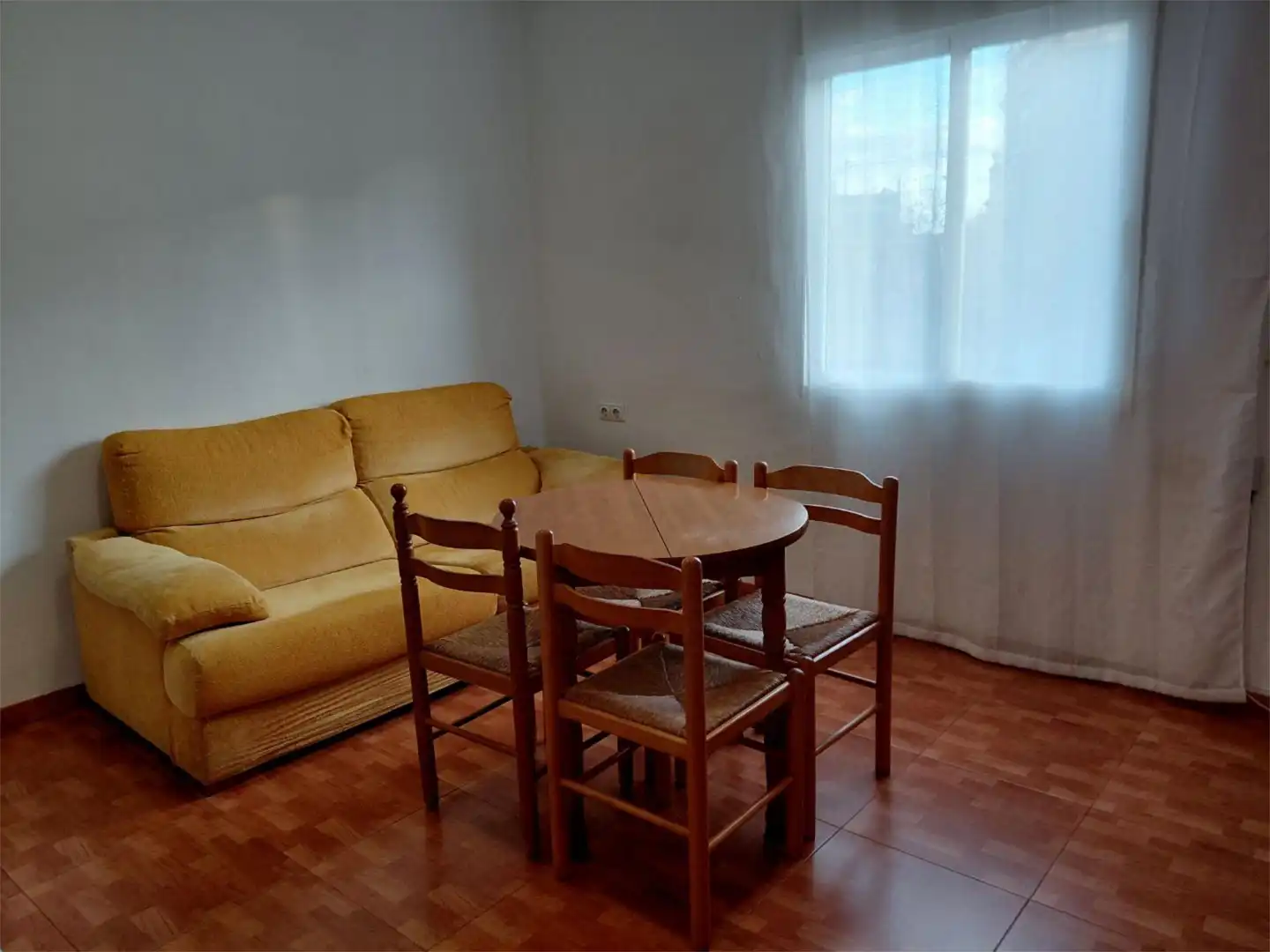Room in Carrer del Mondúver, 39, Barrio de Benicalap Room in Carrer del Mondúver, 39, Barrio de Benicalap