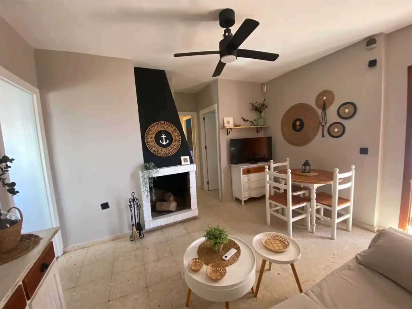 Sala de estar de Casa adosada en venta en Almonte con Terraza y Balcón