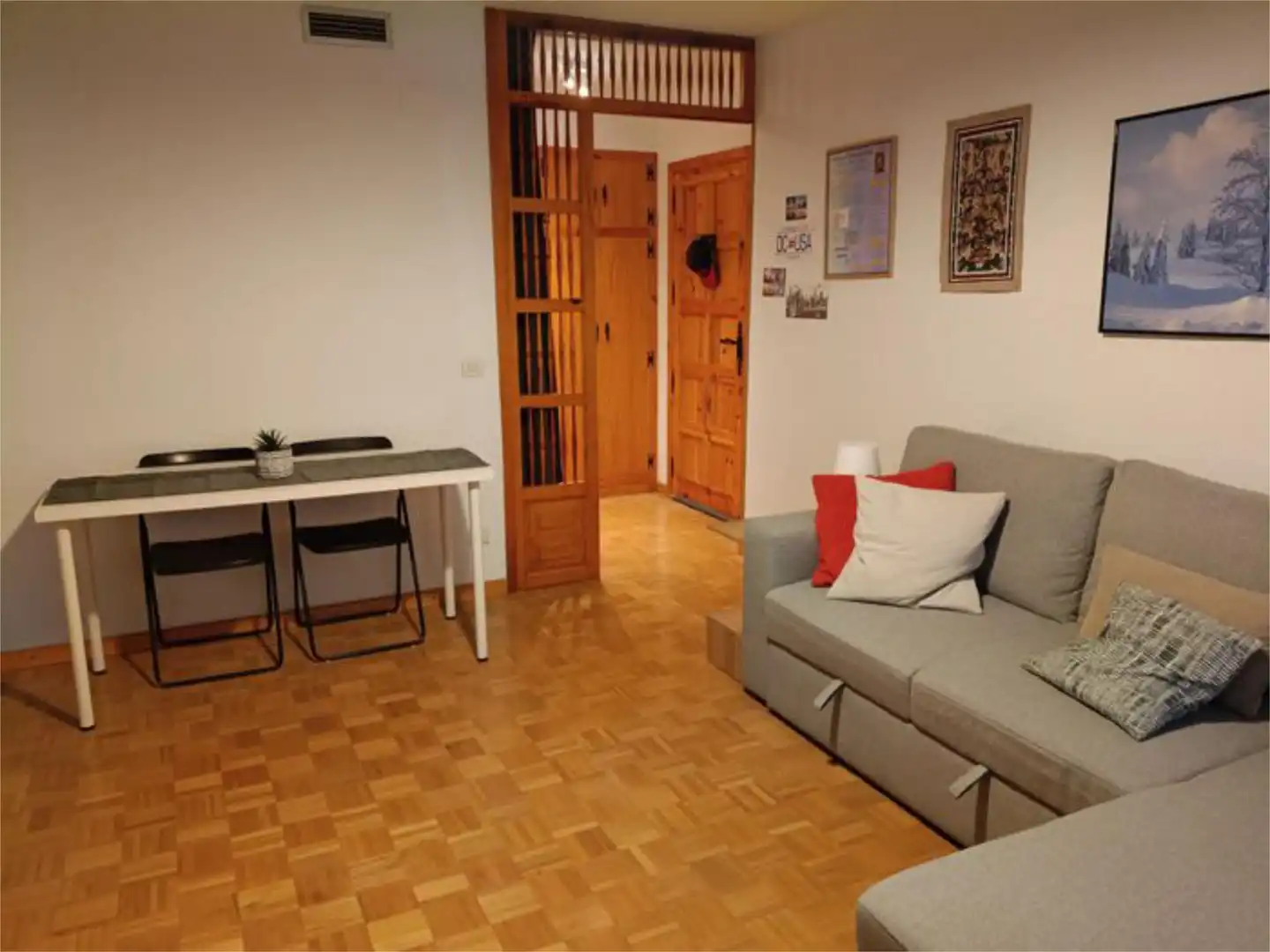 Pis en venda a Calle Autonomía de Aragón, 4, Membrilleras - Levante Sala d'estar de Pis en venda en Jaca amb Piscina i Balcó