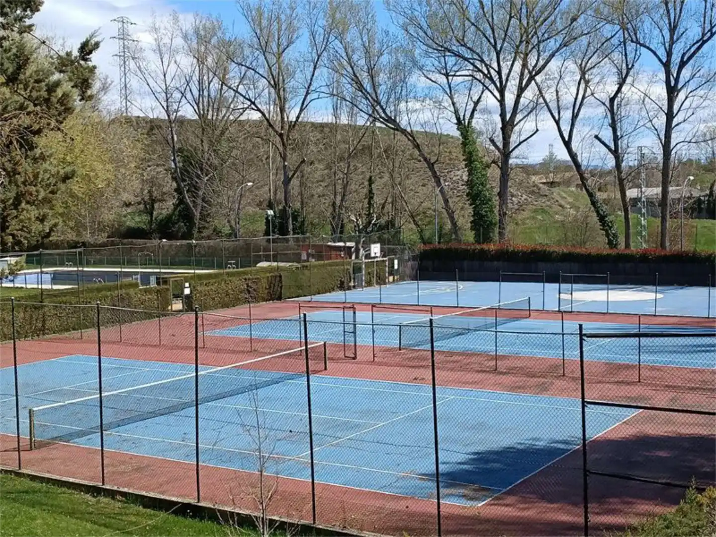 Pis en venda a Calle Autonomía de Aragón, 4, Membrilleras - Levante Vista exterior de Pis en venda en Jaca amb Piscina i Balcó