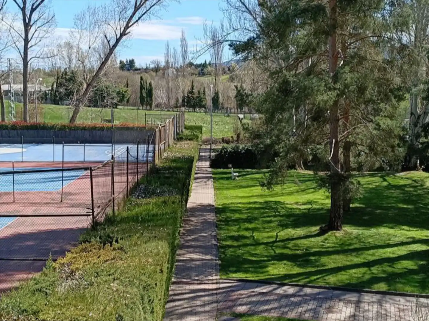 Pis en venda a Calle Autonomía de Aragón, 4, Membrilleras - Levante Jardí de Pis en venda en Jaca amb Piscina i Balcó