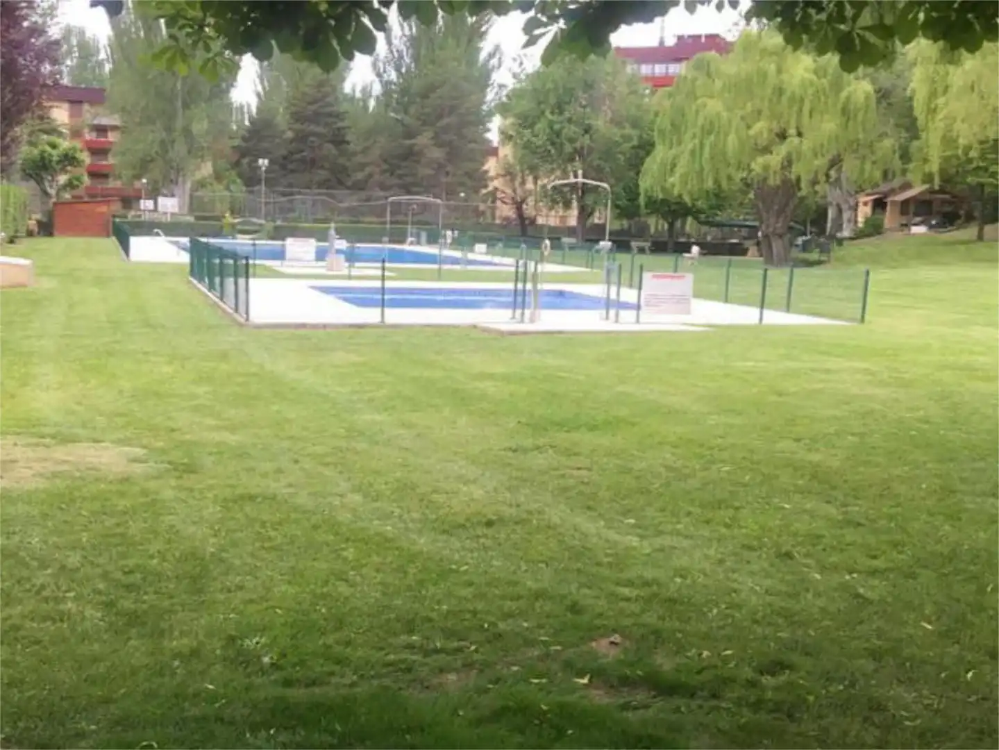 Pis en venda a Calle Autonomía de Aragón, 4, Membrilleras - Levante Piscina de Pis en venda en Jaca amb Piscina i Balcó