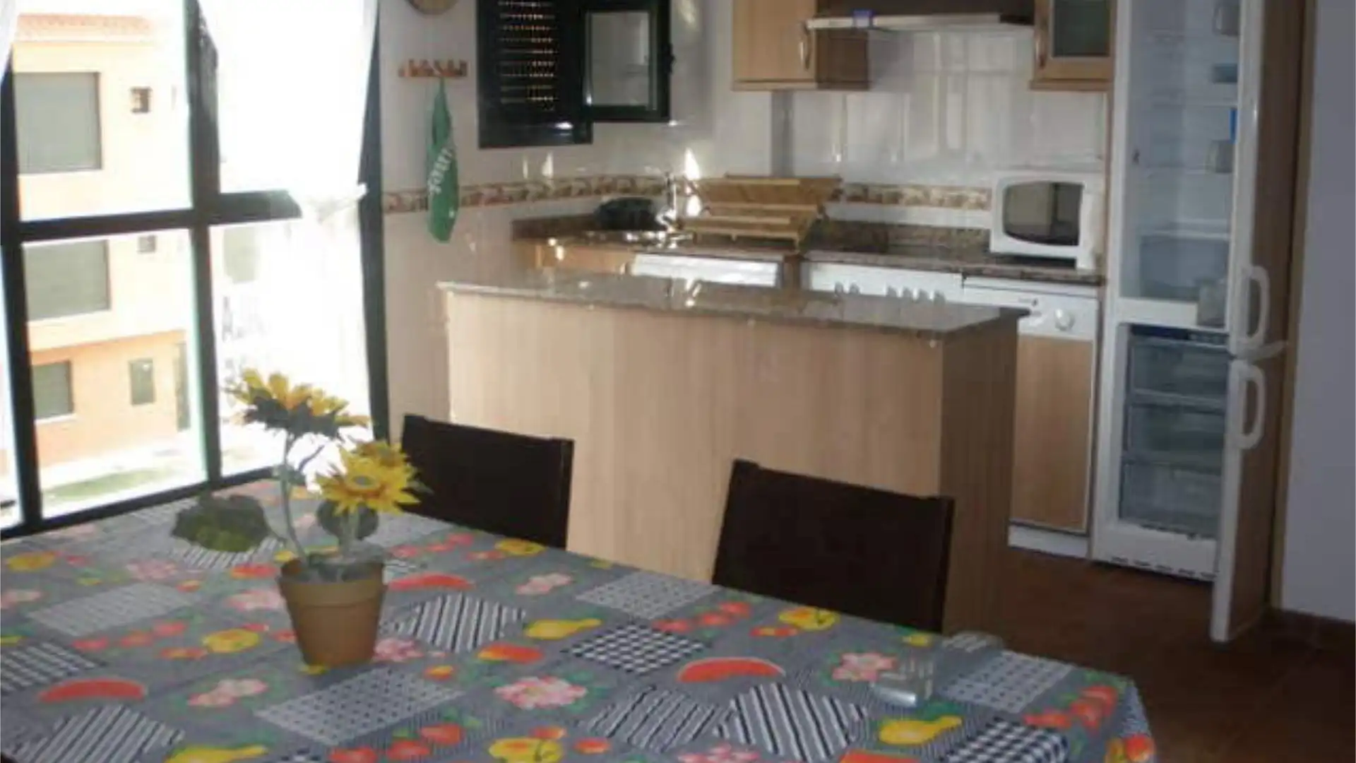 Ático de alquiler en Cuzcurrita de Río Tirón Cocina de Ático de alquiler en Cuzcurrita de Río Tirón con Terraza, Piscina y Amueblado