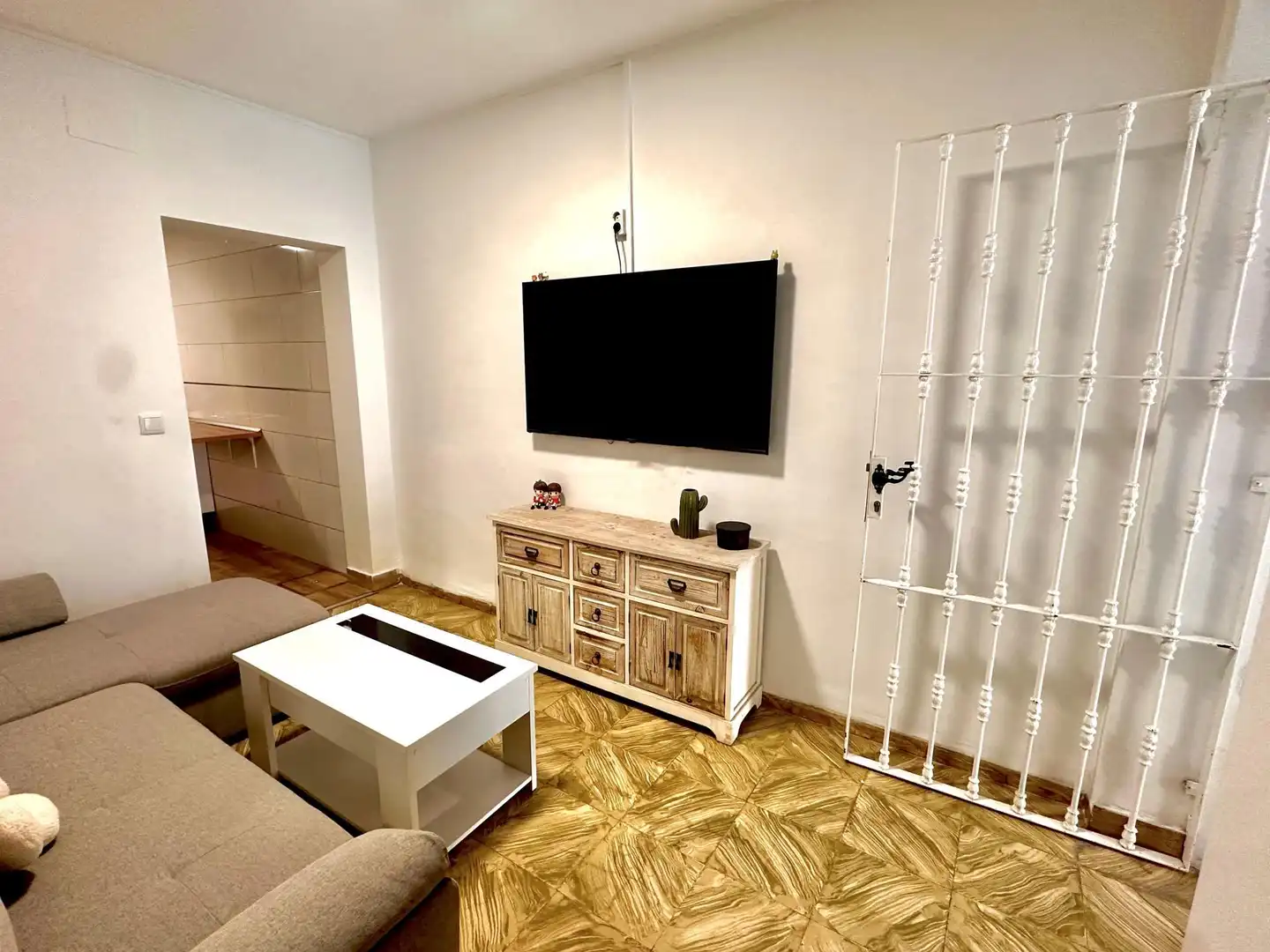 Sala d'estar de Casa adosada en venda en Sevilla amb Aire condicionat, Calefacció i Parquet