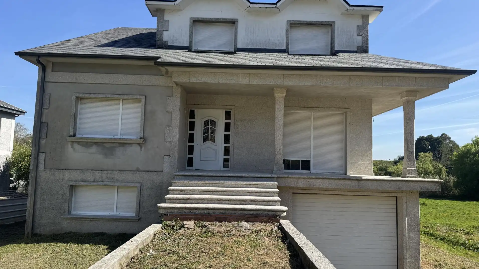 Vista exterior de Casa o xalet en venda en Vilagarcía de Arousa amb Calefacció, Jardí privat i Terrassa