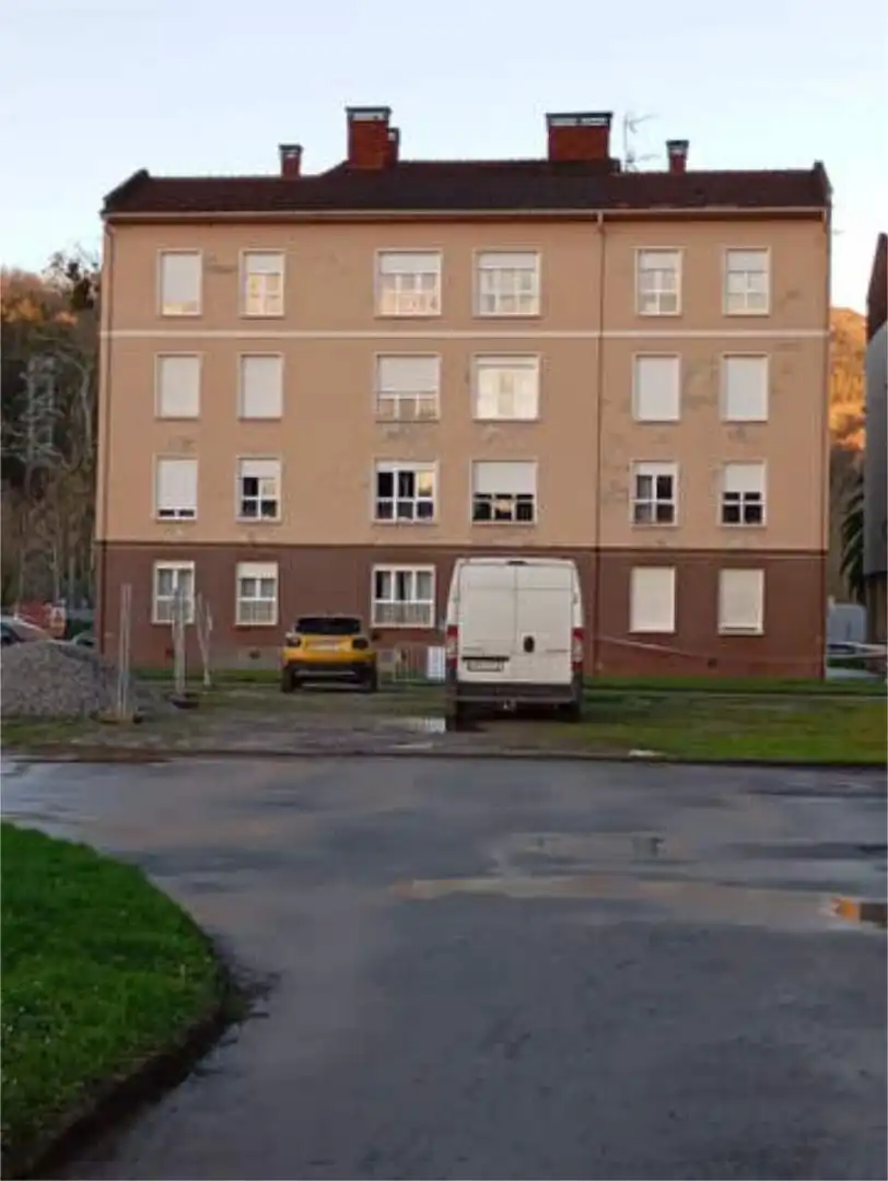 Vista exterior de Piso en venta en Parres con Calefacción, Trastero y Amueblado