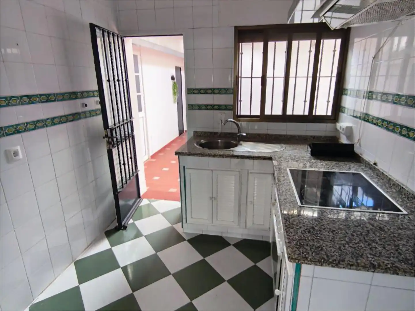 Casa adosada en venta en Calle Bulerias, 2, Sanlúcar la Mayor Cocina de Casa adosada en venta en Sanlúcar la Mayor