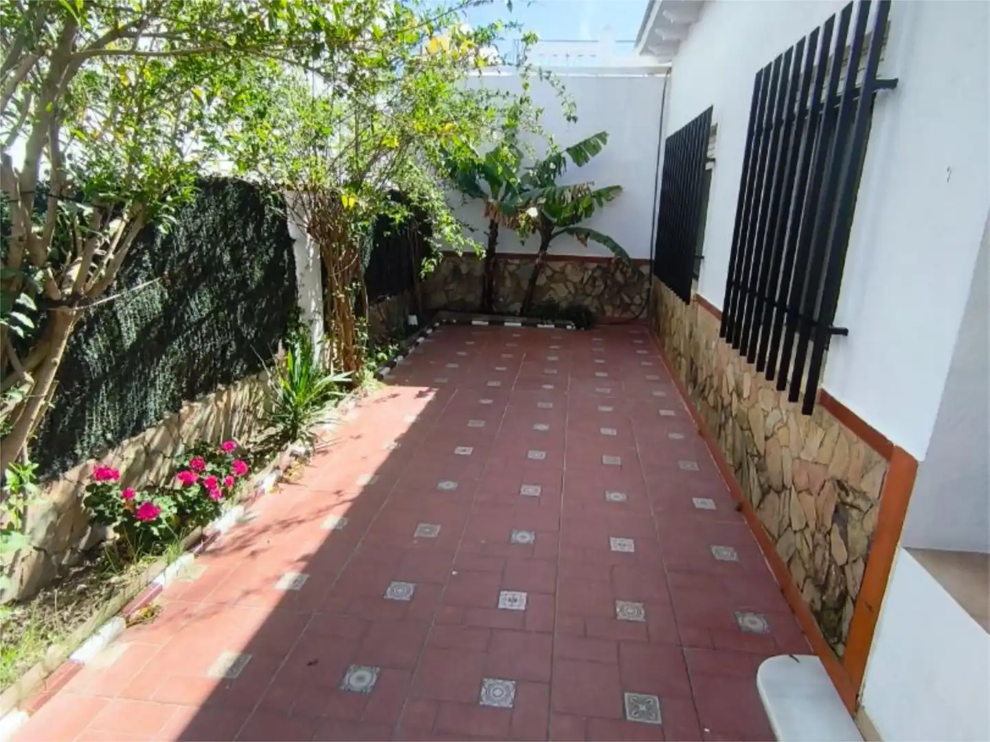 Casa adosada en venta en Calle Bulerias, 2, Sanlúcar la Mayor Terraza de Casa adosada en venta en Sanlúcar la Mayor