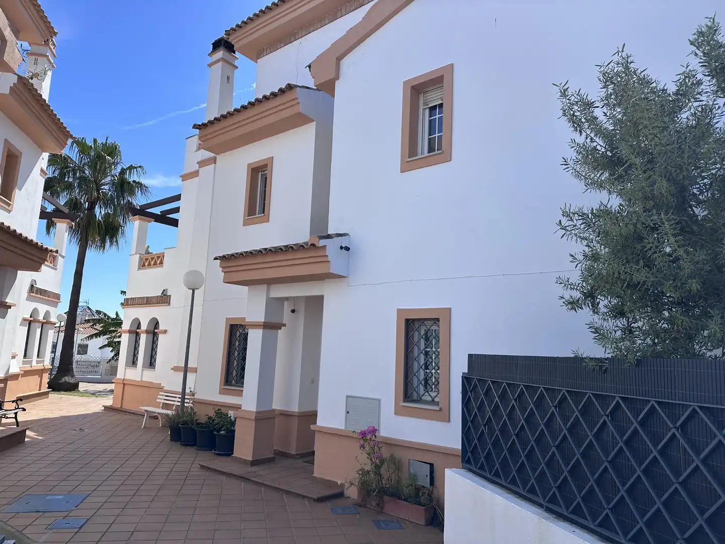 Casa o chalet en venta en Calle Médico Enrique González Mayboll, 6, Ayamonte ciudad Vista exterior de Casa o chalet en venta en Ayamonte con Aire acondicionado, Terraza y Piscina