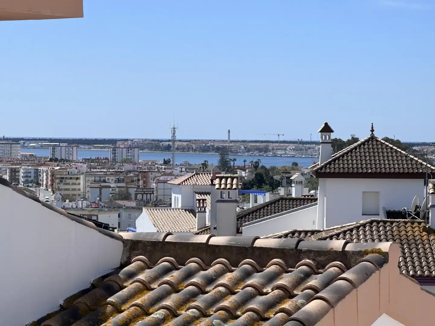 Casa o chalet en venta en Calle Médico Enrique González Mayboll, 6, Ayamonte ciudad Vista exterior de Casa o chalet en venta en Ayamonte con Aire acondicionado, Terraza y Piscina
