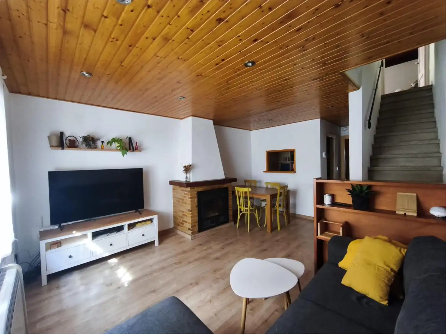 Sala d'estar de Casa adosada en venda en La Cellera de Ter amb Calefacció i Terrassa