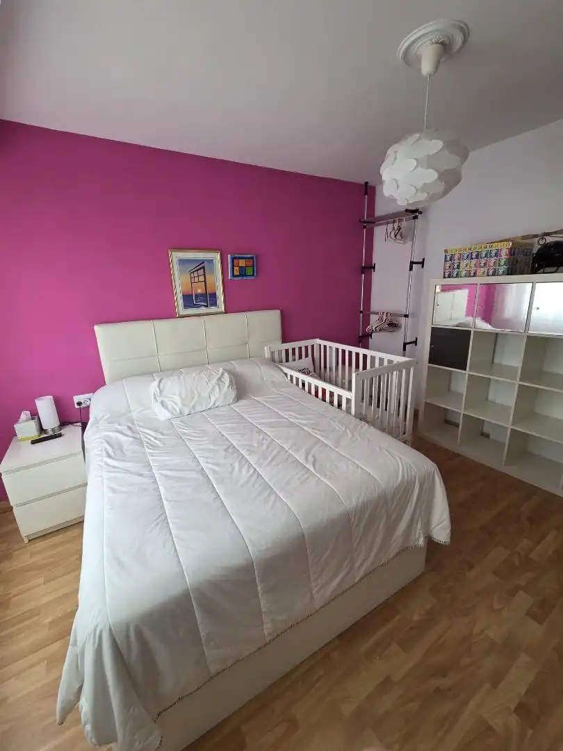 Pis en venda a Rúa Real, 27, Ponteceso Dormitori de Pis en venda en Ponteceso amb Parquet, Moblat i Forn