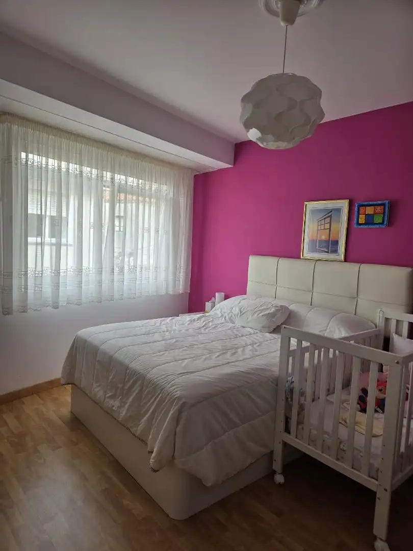 Pis en venda a Rúa Real, 27, Ponteceso Dormitori de Pis en venda en Ponteceso amb Parquet, Moblat i Forn