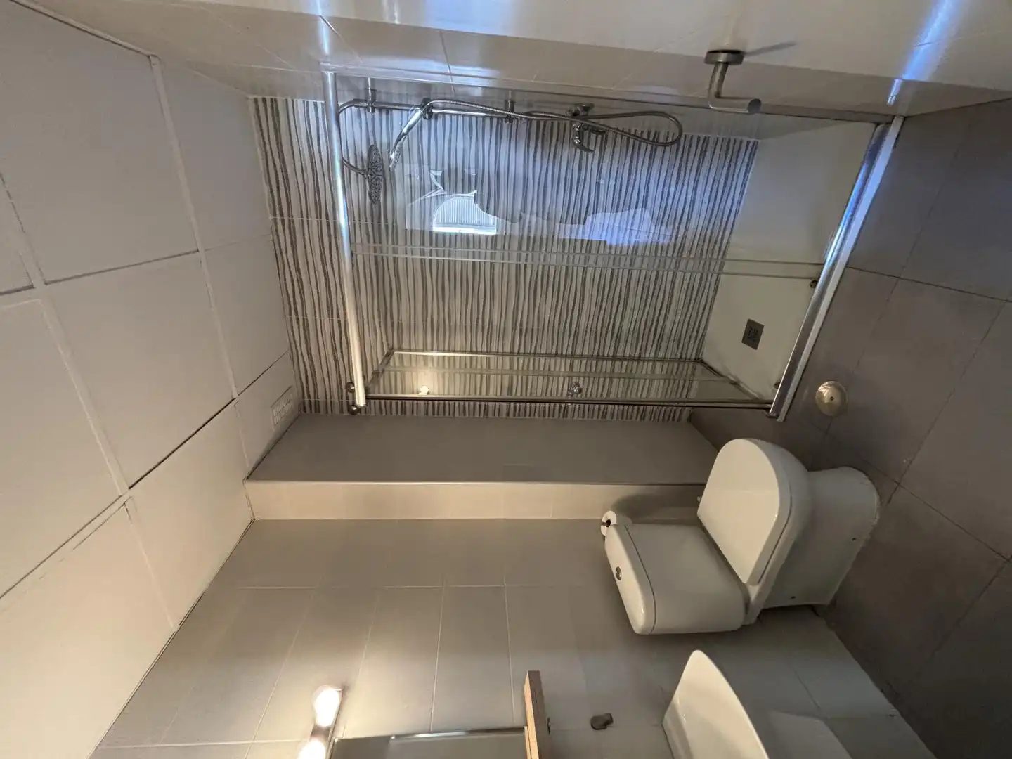 Baño de Piso de alquiler en Valencina de la Concepción con Aire acondicionado, Calefacción y Jardín privado