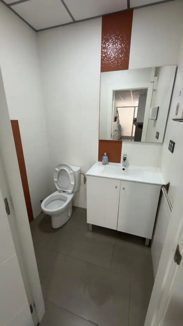 Baño de Local de alquiler en Benidorm con Aire acondicionado