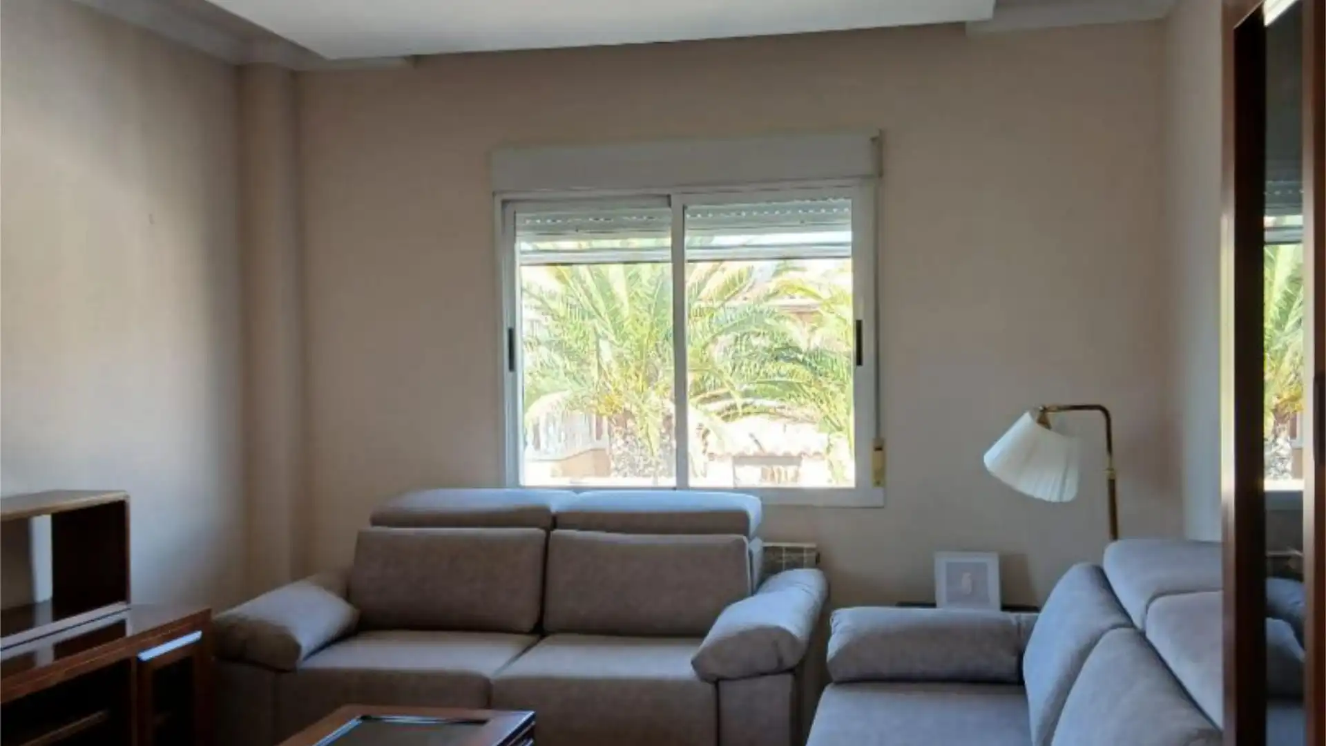 Sala de estar de Casa o chalet para compartir en Cobisa con Aire acondicionado, Calefacción y Jardín privado