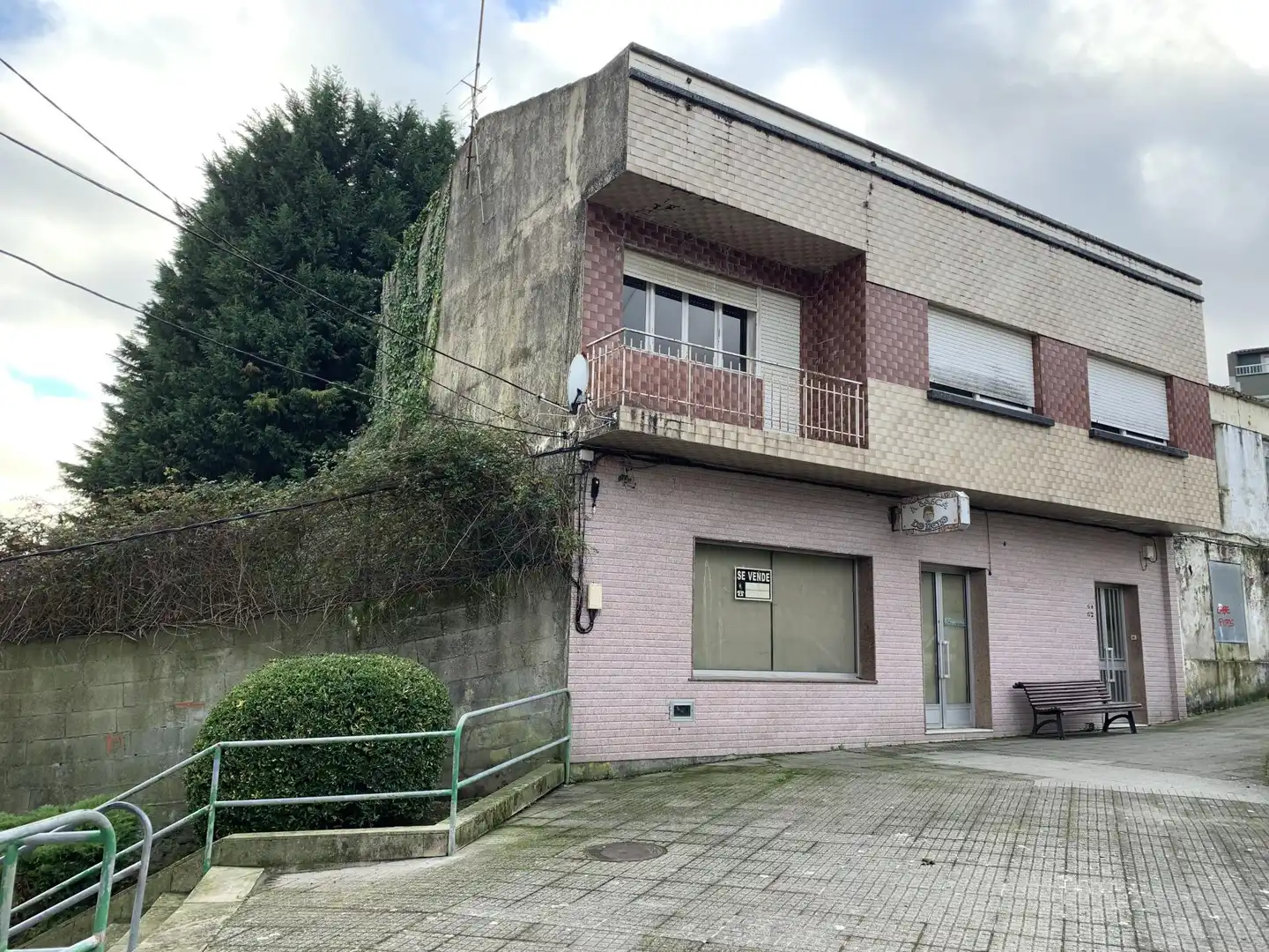 Vista exterior de Casa adosada en venda en Boiro amb Terrassa i Balcó